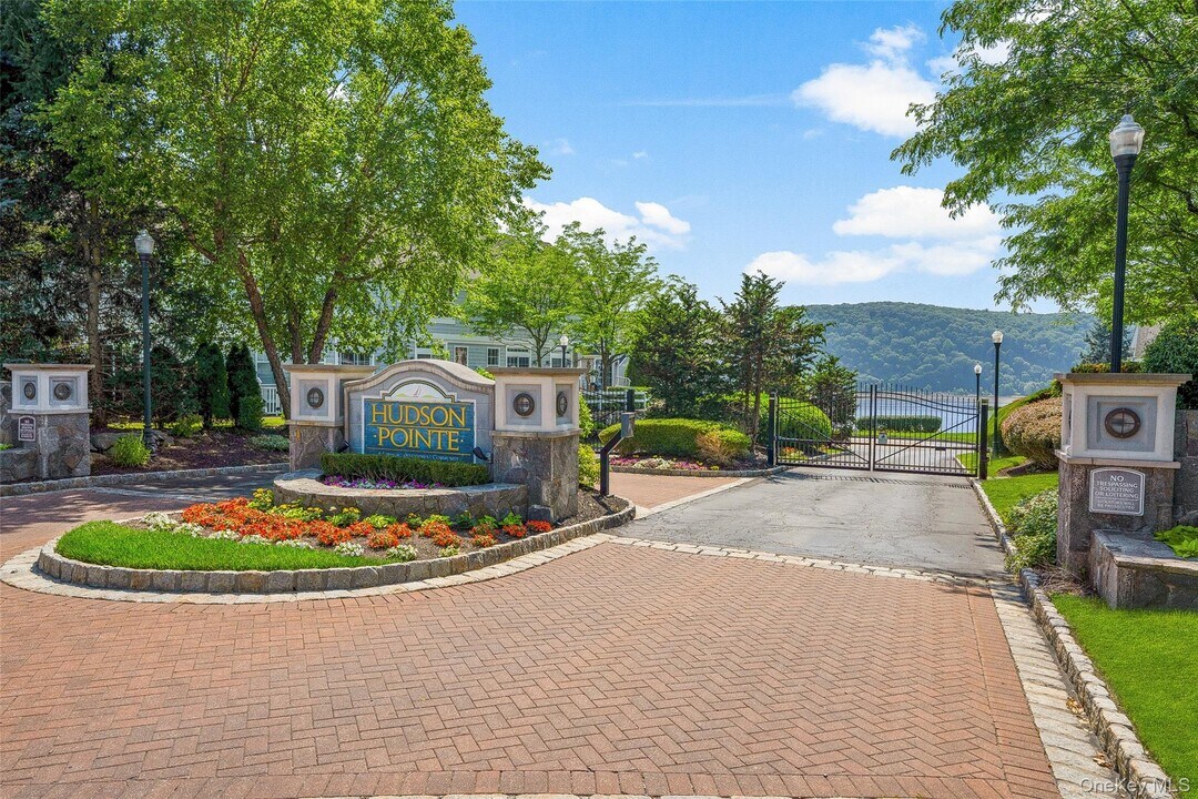 402 Waterview Dr in Poughkeepsie, NY - Building Photo