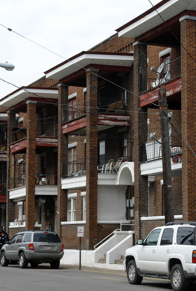 569 Stratton St in Logan, WV - Foto de edificio - Building Photo