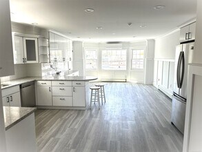 357 Hicksville Rd-Unit -2nd fl in Bethpage, NY - Foto de edificio - Building Photo