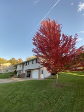 5530 Parkside Dr in Asbury, IA - Foto de edificio - Building Photo