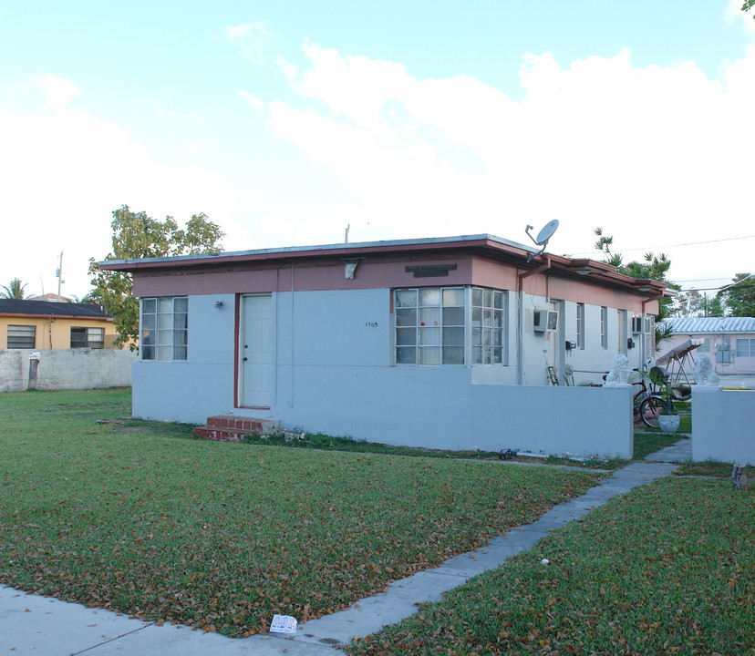 1705-1709 Moffett St in Hollywood, FL - Building Photo