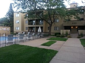 4101 Parklawn Ave, Unit 120 in Minneapolis, MN - Foto de edificio - Building Photo