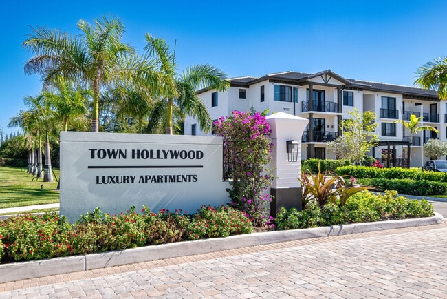 Town Hollywood in Hollywood, FL - Foto de edificio - Building Photo