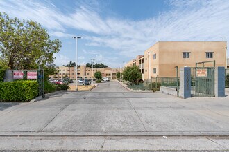 Willow Tree Apartments in Sylmar, CA - Building Photo - Building Photo