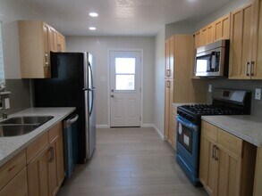 219 W Haloid Ave in Ridgecrest, CA - Foto de edificio - Building Photo