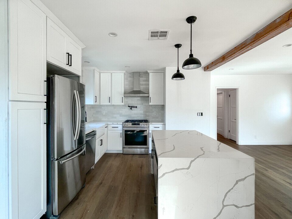 3795 Rosewood Ave in Los Angeles, CA - Building Photo