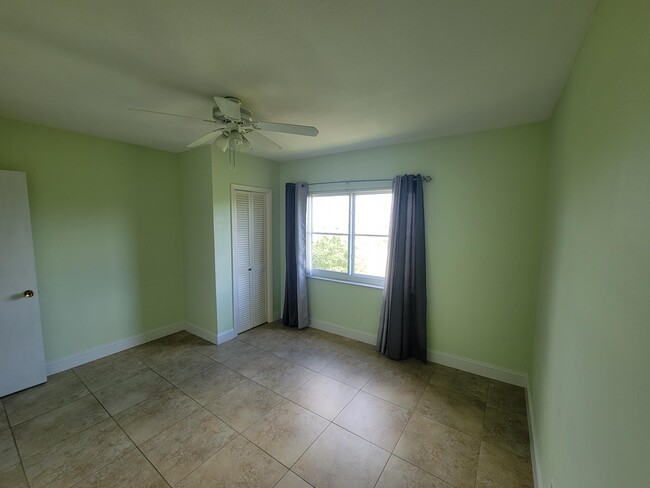 941 Crystal Lake Dr in Pompano Beach, FL - Building Photo - Building Photo