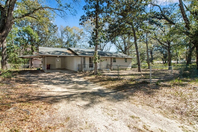 876 E Walnut Ave in Crestview, FL - Building Photo - Building Photo