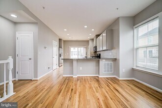 252 Hemingway Dr in Gaithersburg, MD - Building Photo - Building Photo