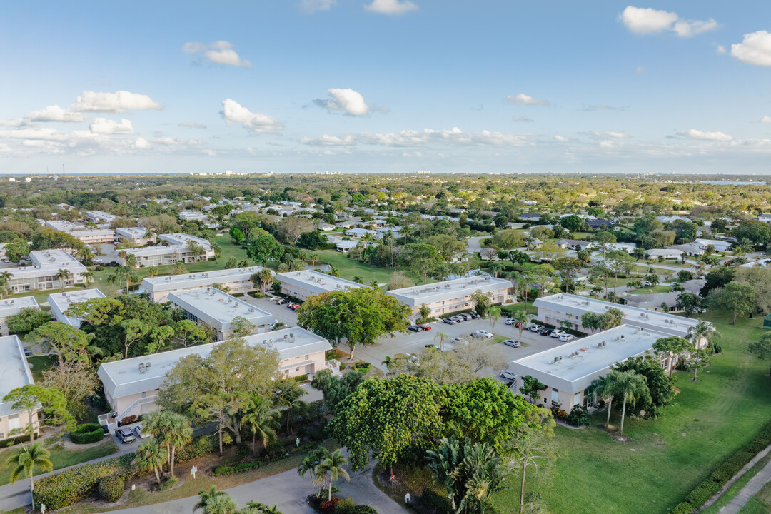 Little Club in Jupiter, FL - Building Photo