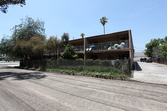 5204 Fallbrook Ave in Woodland Hills, CA - Building Photo - Building Photo