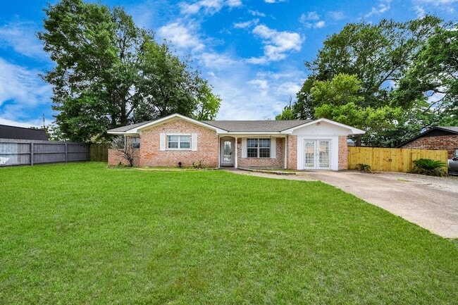 811 Hillcrest Dr