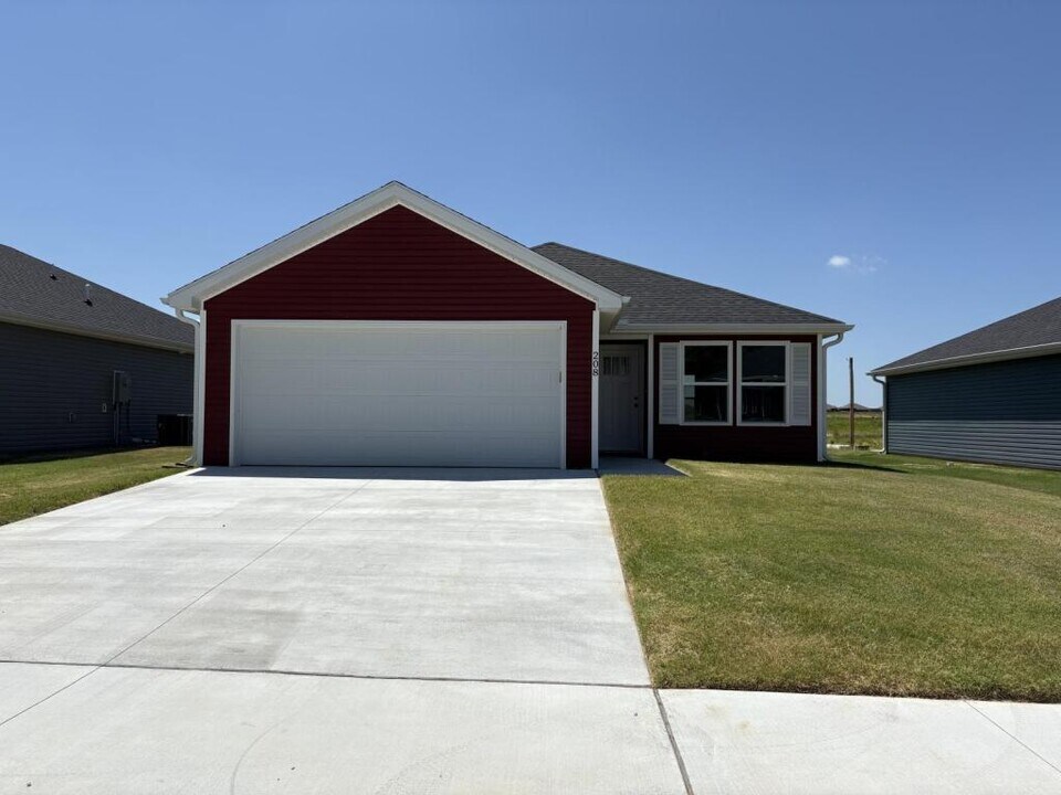 208 Eagle Edge Dr in Joplin, MO - Building Photo