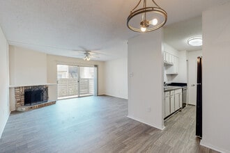 Southern Oaks in Mobile, AL - Building Photo - Interior Photo