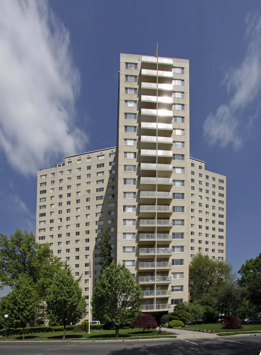 Harrison Park Towers in East Orange, NJ - Building Photo