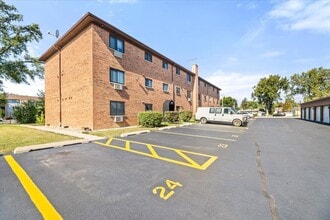 922 W Irving Park Rd in Bensenville, IL - Foto de edificio - Building Photo