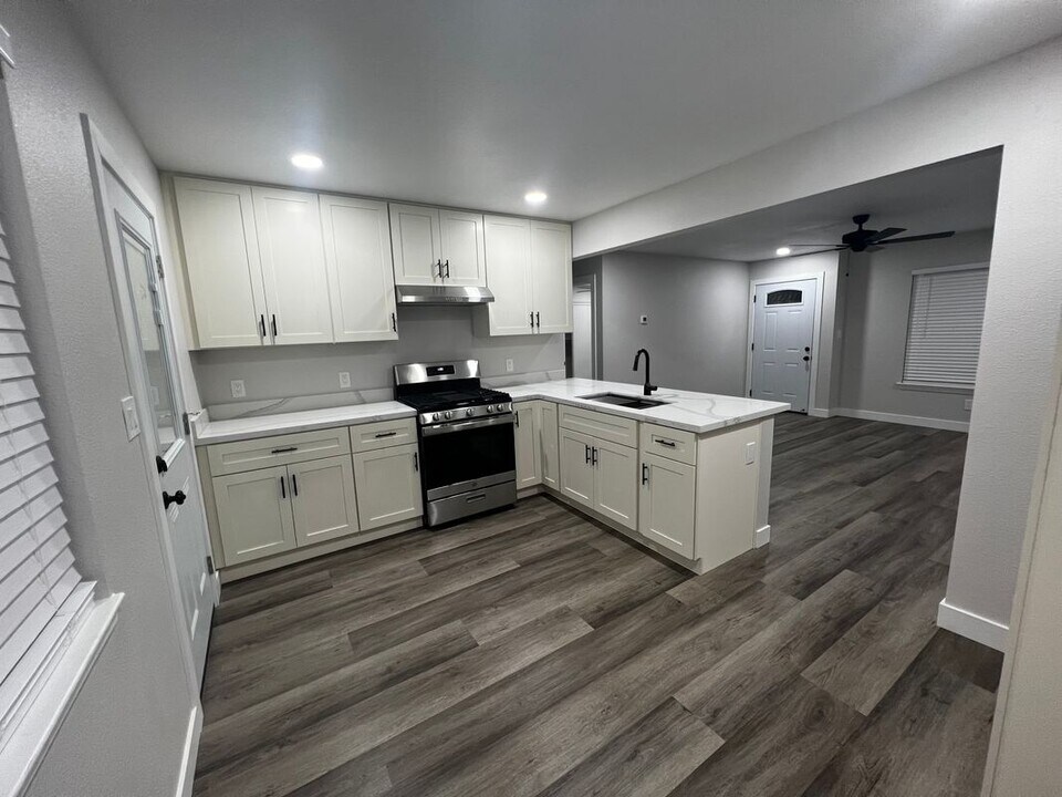 1094 Geer Rd in Turlock, CA - Building Photo