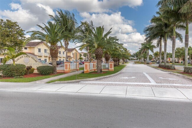 17803 NW 74th Path in Hialeah, FL - Building Photo - Building Photo