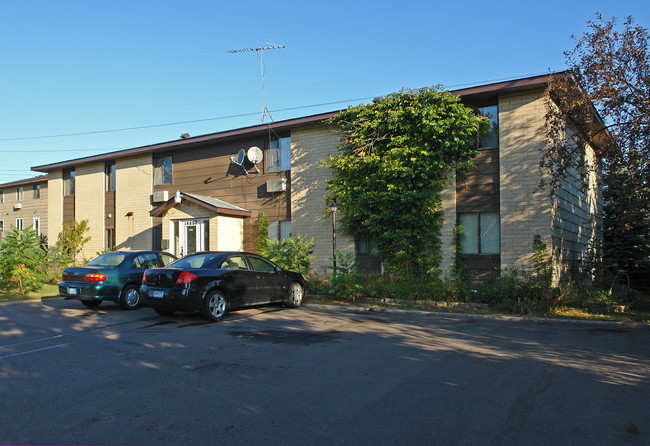 14860 57th St N in Oak Park Heights, MN - Foto de edificio - Building Photo