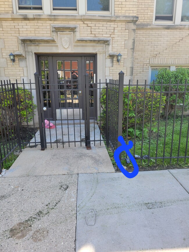 property at 2950 W Belle Plaine Ave