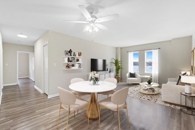 Edgewater Town Center Apartments in Edgewater, NJ - Foto de edificio - Building Photo