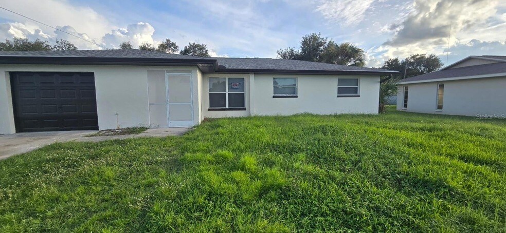 21519 Eldred Ave in Port Charlotte, FL - Foto de edificio