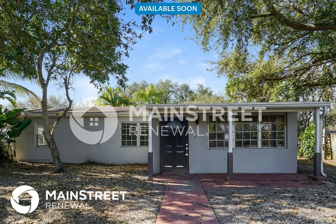 122 Allen Rd in West Park, FL - Building Photo