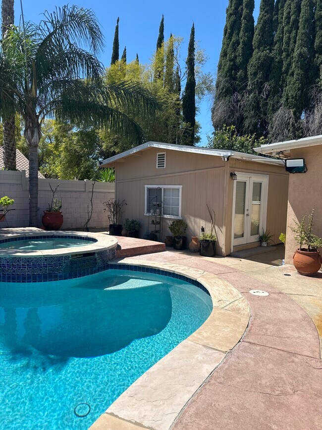 19250 Prairie St in Northridge, CA - Building Photo - Building Photo