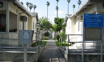 Casa Development Apartments in Los Angeles, CA - Foto de edificio - Building Photo