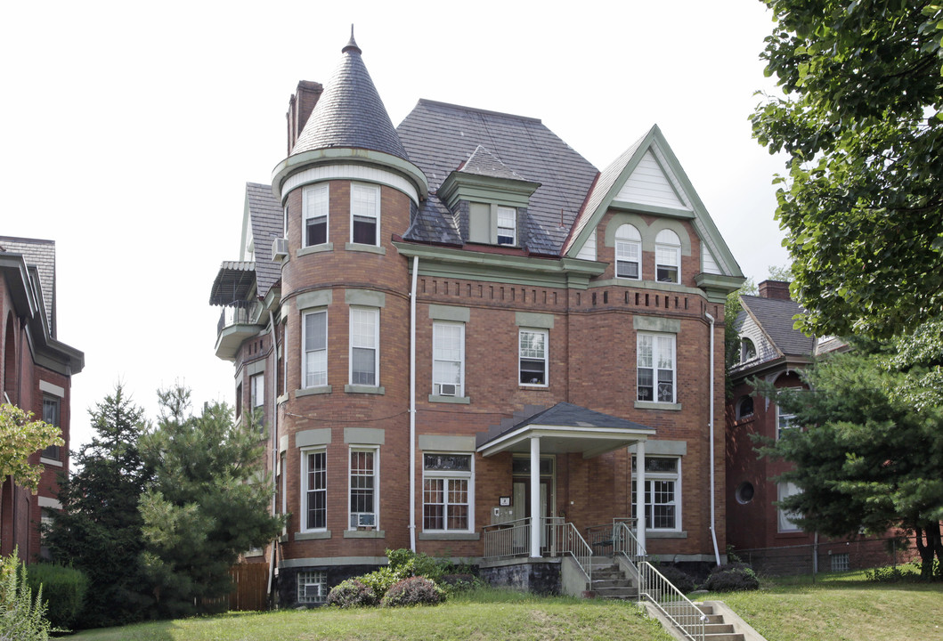 328-330 S Pacific Ave in Pittsburgh, PA - Building Photo