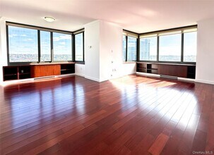 10 City Pl in White Plains, NY - Building Photo - Building Photo