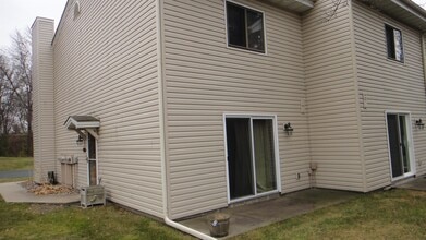 17490 Pond Cir in Eden Prairie, MN - Building Photo - Building Photo