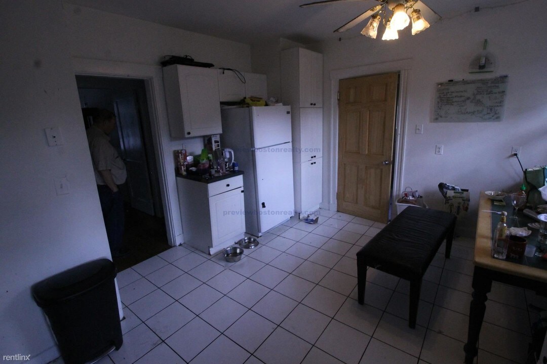 14 Hammondswood Rd-Unit -APT# N/A-A in Newton, MA - Building Photo
