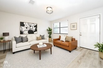 10535 Jolynn Rd in Jacksonville, FL - Foto de edificio - Building Photo