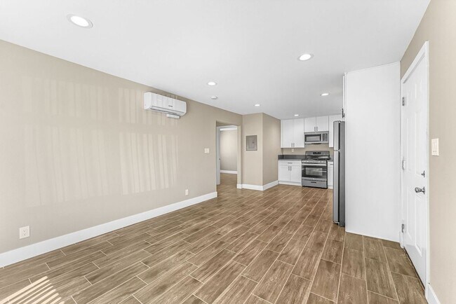 2417 W Stanford St in Santa Ana, CA - Foto de edificio - Building Photo