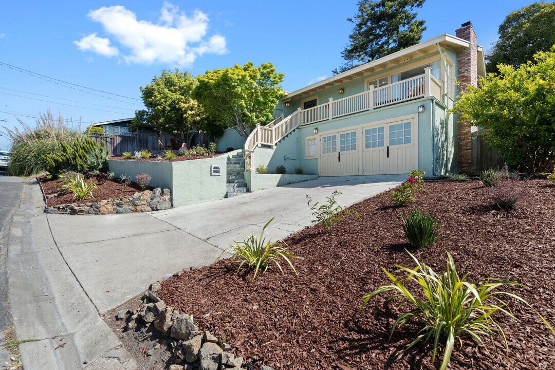 35 Franciscan Way in Kensington, CA - Building Photo