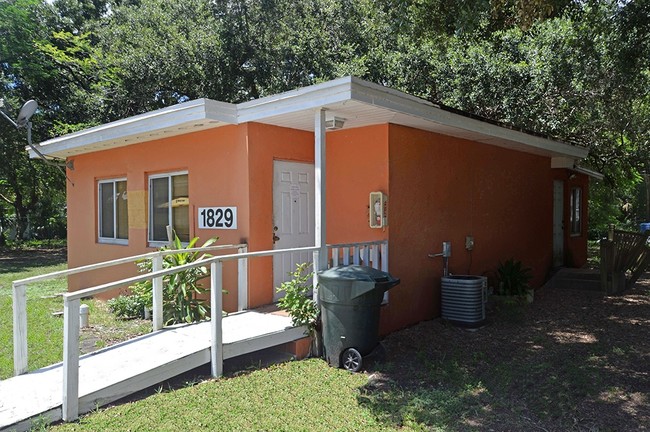 Lafayette Apartments in Ft. Myers, FL - Foto de edificio - Building Photo