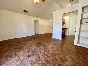 112 S Mockingbird Ln in Lockhart, TX - Building Photo - Building Photo