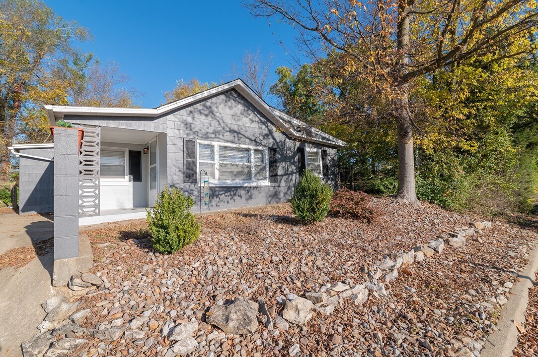 2826 S Ten Mile Dr in Jefferson City, MO - Building Photo