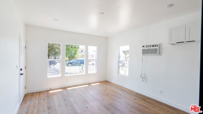 153 W 51st St in Los Angeles, CA - Building Photo - Building Photo