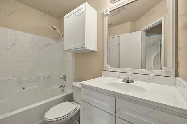 1317 Village Garden Dr in Azle, TX - Foto de edificio - Building Photo