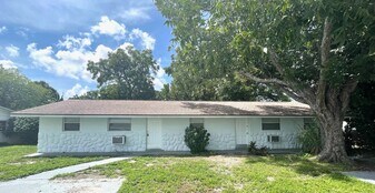 321 9th St Dr W in Palmetto, FL - Building Photo
