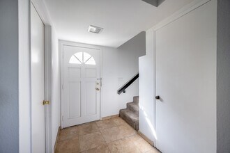 18504 Mayall St, Unit H in Northridge, CA - Foto de edificio - Building Photo