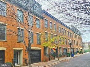 12 S Regester St in Baltimore, MD - Foto de edificio - Building Photo