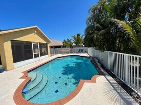 562 SE Walters Terrace in Port St. Lucie, FL - Building Photo