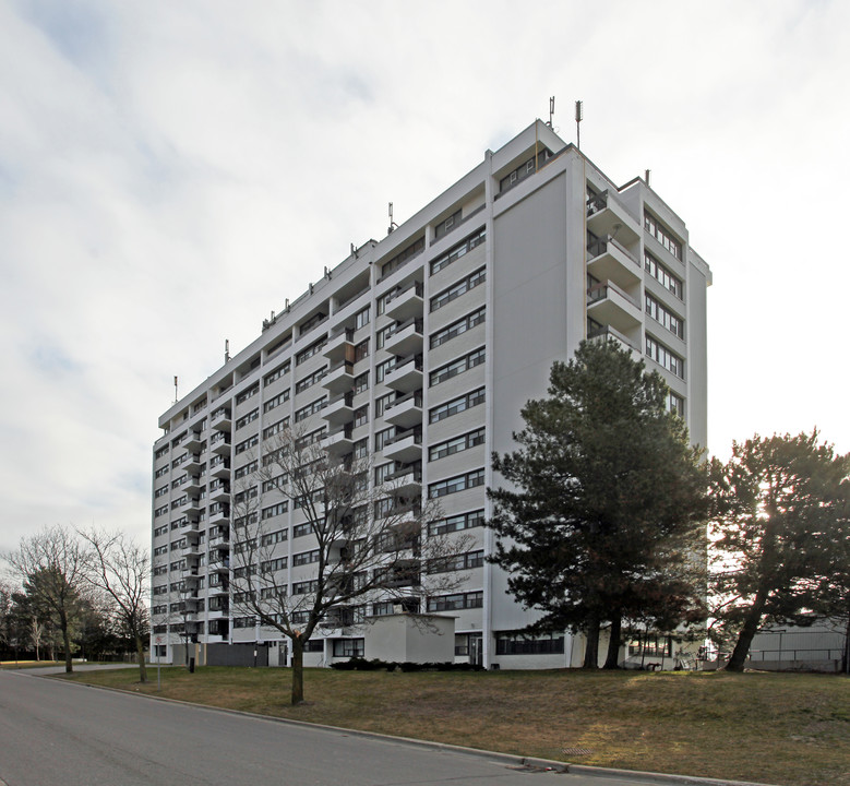 Rosslynn Arms Apartments in Oshawa, ON - Building Photo