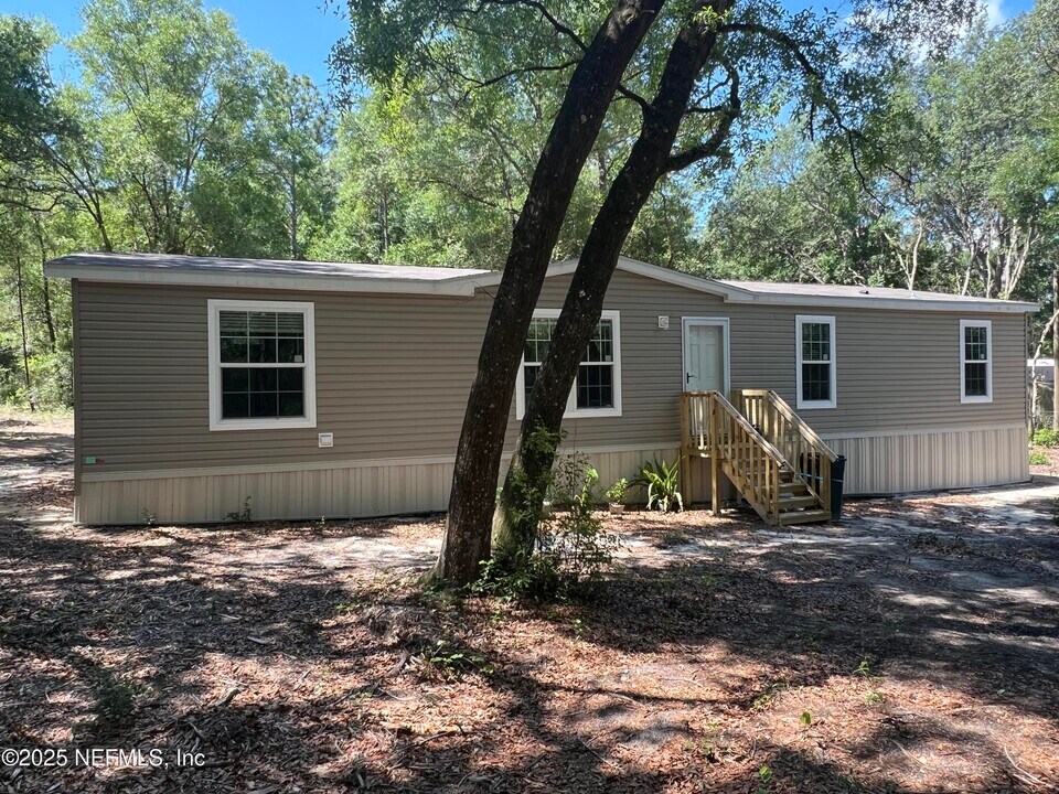 219 Mangrove St in Pomona Park, FL - Building Photo