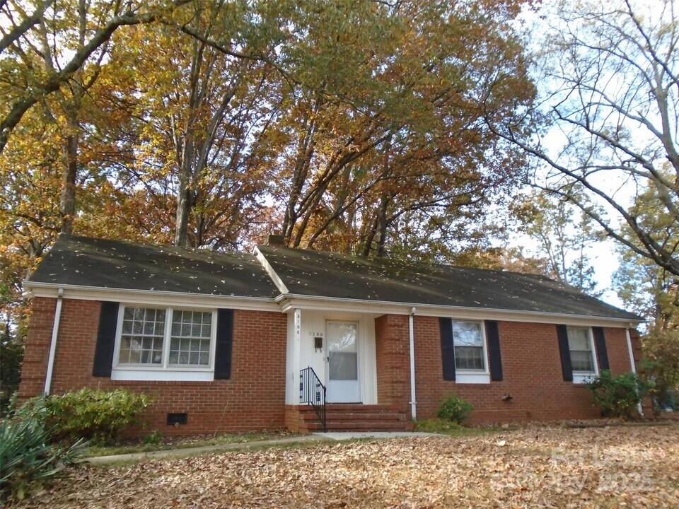 5100 Baker Dr in Charlotte, NC - Building Photo