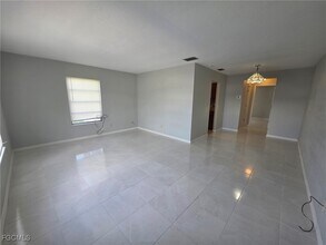24 Temple Ct in Lehigh Acres, FL - Foto de edificio - Building Photo