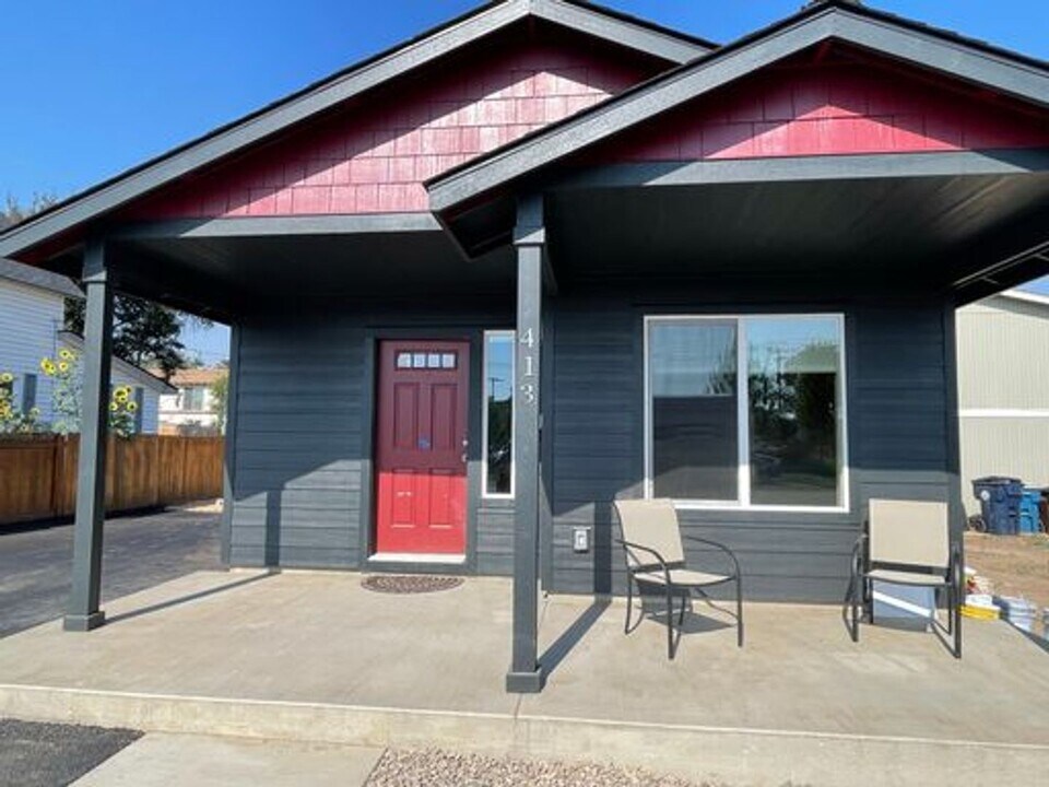 413 SW 11th St in Redmond, OR - Building Photo